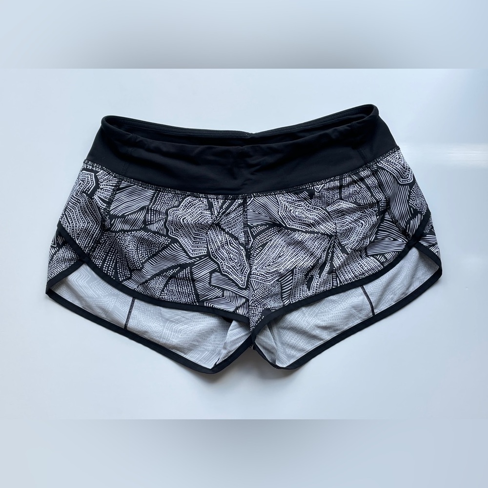 Lululemon Black and White Patterned Speed Up Shorts - Size 6